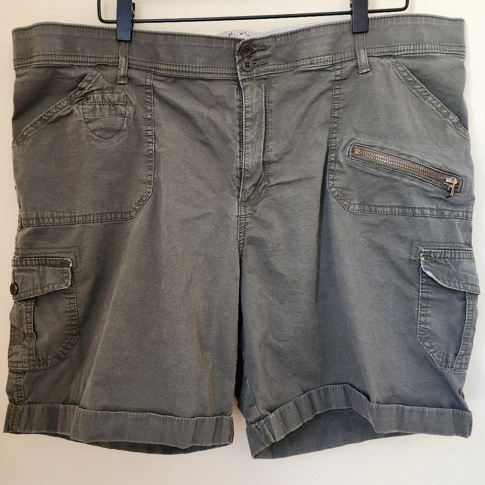 Women's Lee Cargo Shorts Lots Of Pockets Olive Green 22W Medium Grunge Boho Y2K